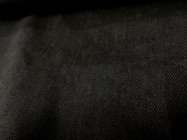 13オンスの岡山産ブラックデニムは無骨さと光沢が魅力