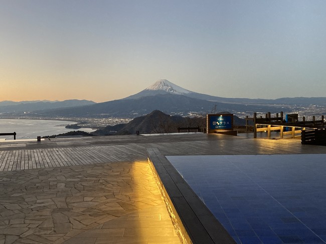 夕暮れ時の碧テラスから見る富士山