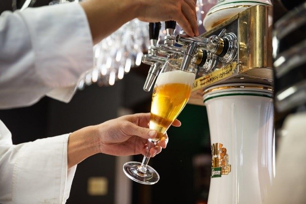 オーストリア産生ビールの飲み放題プランはお一人￥2,000で60分間楽しめる。