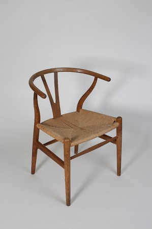 ハンス・ヴィーイナ［ウェグナー］「椅子　CH24（ウィッシュボーンチェアY-チェア）」 1950年、カール・ハンセン＆サン、個人蔵　photo  Michael 　Whiteway