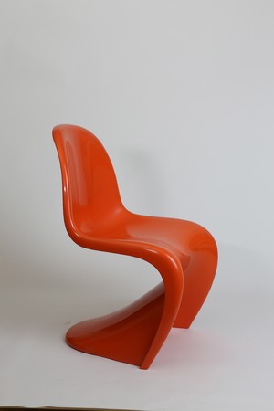 ヴェアナ・パントン「椅子 (パントンチェア)」1967年［1974年］、ハーマンミラー、個人蔵　photo  Michael　 Whiteway