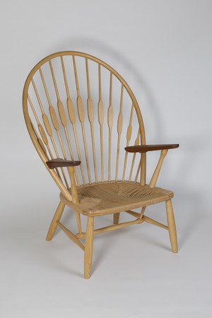 ハンス・ヴィーイナ［ウェグナー］「椅子 JH550(ピーコックチェア）」1947年、ヨハネス・ハンスン、個人蔵　photo  Michael 　Whiteway
