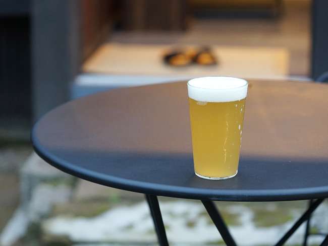 ガーデンテーブルの上のクラフトビール。