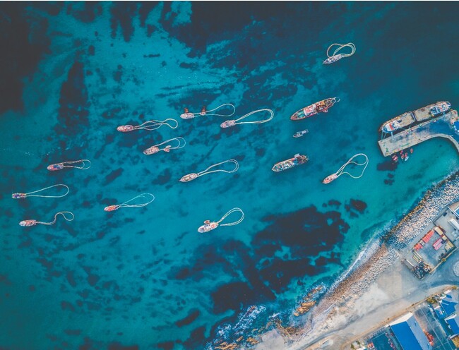 大型船で機械を使い海底を採掘したりせず、海が穏やかな日に採取へ向かう様子。 大型船で機械を使い海底を採掘したりせず、海が穏やかな日に採取へ向かう様子。