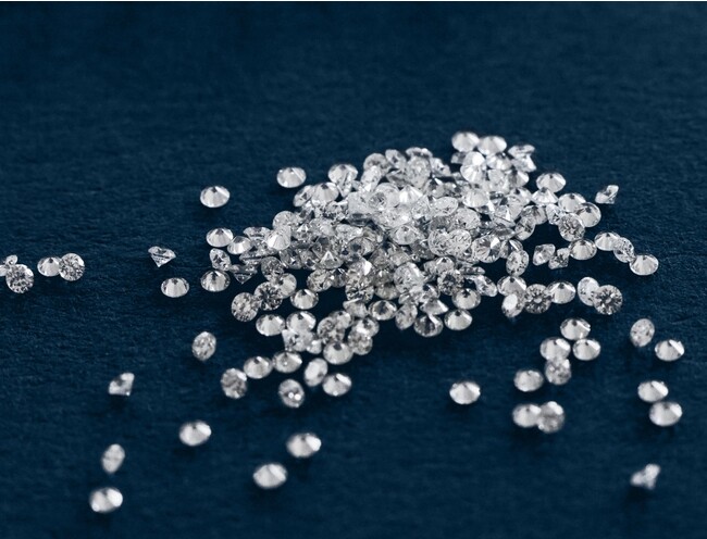 集めた砂利や貝殻を袋に入れて陸揚げし、水洗い後、 探し出され、美しくカットされたダイヤモンド。 集めた砂利や貝殻を袋に入れて陸揚げし、水洗い後、 探し出され、美しくカットされたダイヤモンド。