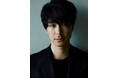 長谷川博己さん、出口夏希さんが参加者に向け“フジクラ社員”として巨大名刺を使って自己紹介!「つなげ、新しい世界線。フジクラ新CM発表会」レポート
