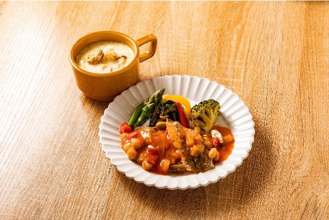 メイン：タラのトマトソース煮／スープ：シーフードクラムチャウダー （糖質：12.4g、たんぱく質：34.3g、脂質：27.0g）
