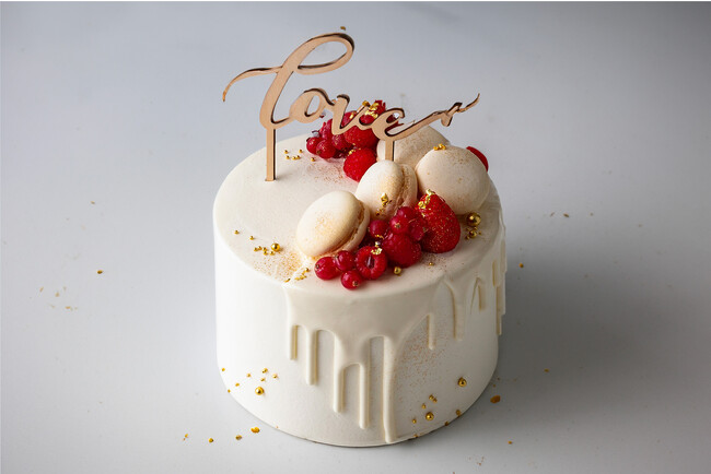 etit：上面のグラサージュや、純白のマカロンの装飾を施すことで、1段でも満足できるケーキに