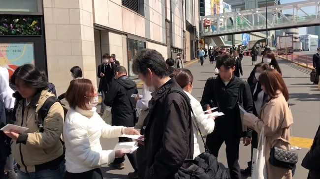 2020年3月、東京都内各地で実施した街頭でのマスク無料配布。たくさん「ありがとう」の声を頂きました。
