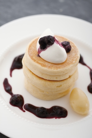 リコッタ・チーズのパンケーキ～フレッシュブルーベリージャム～