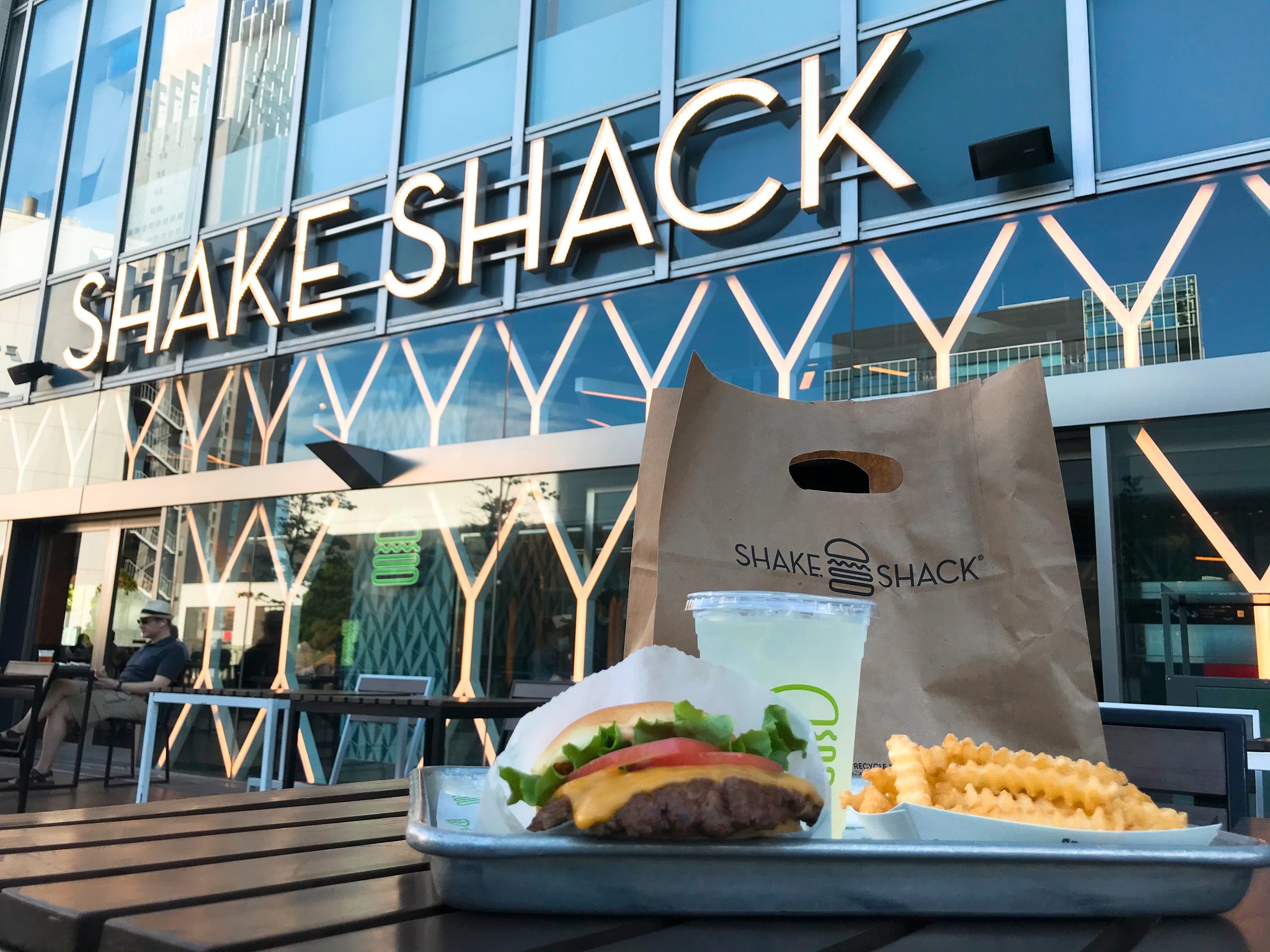 Shake Shack営業再開のお知らせ 株式会社サザビーリーグ アイビーカンパニーのプレスリリース