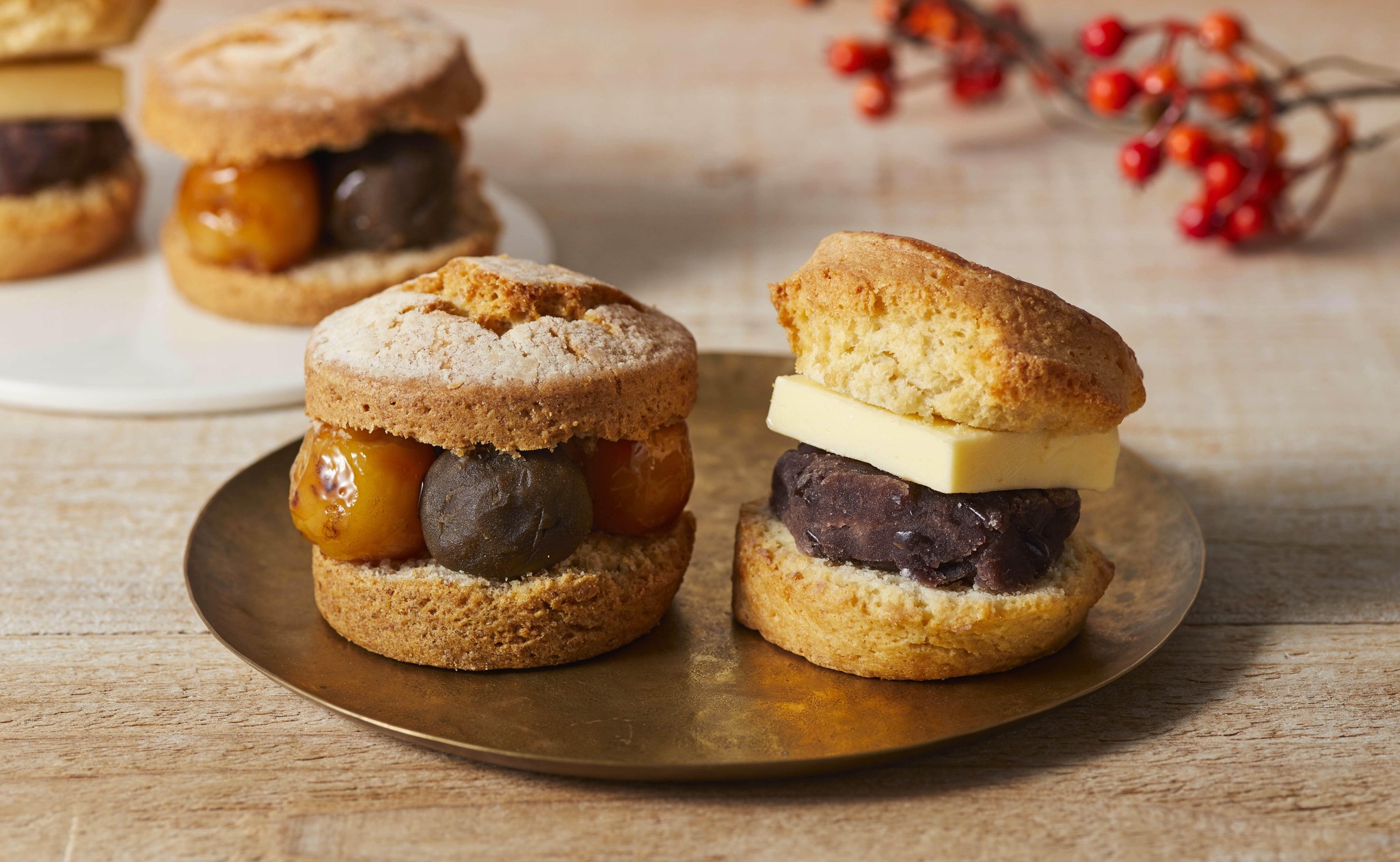 【BAKERS gonna BAKE】新春を祝う “和”の新食感スイーツ「スコーンサンド ほうじ茶餡とみたらし団子」発売！ベイカーズ ゴナ