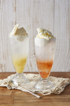 左：フランス産アイスのクリームソーダ レモネード&ミルクバニラ　右：フランス産アイスのクリームソーダ レッドグレープフルーツレモネード&マスカルポーネ