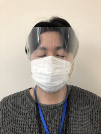 マスクの紐を使って簡単装着 フェイスガード販売中 株式会社小松総合印刷のプレスリリース
