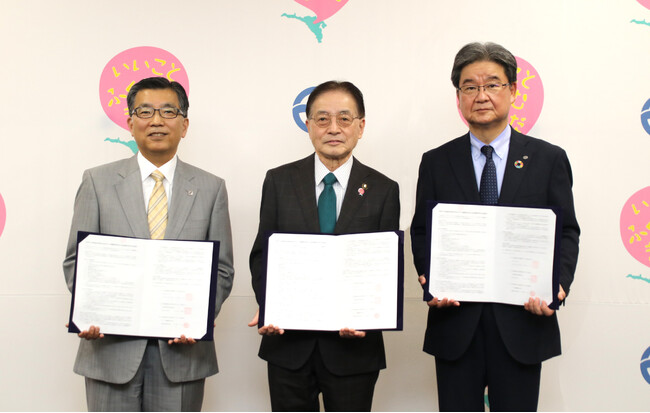 左:JKK東京 理事長 中井敬三 中央:町田市長 石阪丈一氏 右:ヤマト運輸株式会社 代表取締役副社長 小菅泰治氏 左:JKK東京 理事長 中井敬三 中央:町田市長 石阪丈一氏 右:ヤマト運輸株式会社 代表取締役副社長 小菅泰治氏