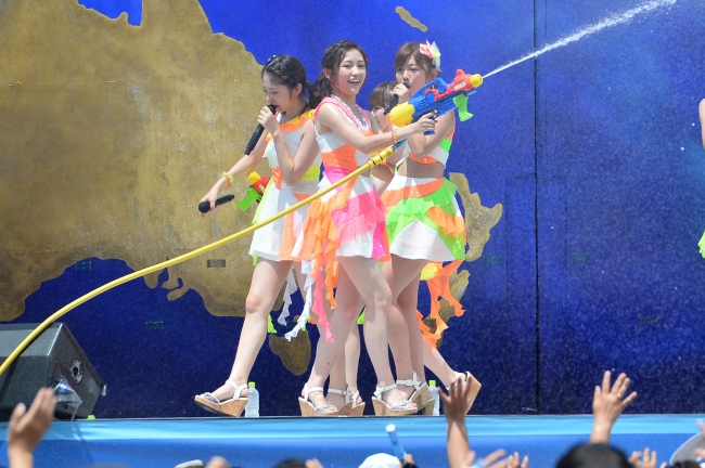 AKB48のメンバーがゲストに向かって大量の水かけ攻撃で会場を埋め尽くしたゲストをびしょ濡れにする