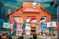 パーク開業当初から大人気の 『スヌーピー・スタジオ』 のリニューアルオープンを祝って、スヌーピーと『PEANUTS』の仲間たちを愛するファンとクルーが大集合!2025年7月18日(金) リオープン