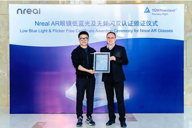 認証書授与式：Nrealの創業者兼CEOのXu Chi氏（左）とテュフ ラインランド ビジネスフィールド エレクトリカルのグローバルバイスプレジデントのフランク・ホルツマン