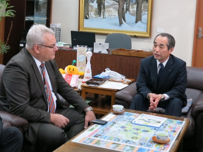 右：福島県 畠利行副知事、左：テュフ ラインランド ジャパン 代表取締役社長 ホルガー・クンツ