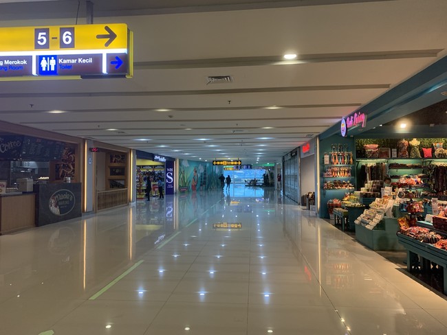 閑散とするデンパサール・イ・グスティ・ングラライ国際空港のターミナル内（2020年7月）