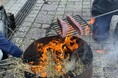 ゆとりすとパークおおとよで修学旅行向けの体験プログラム「かつおの藁焼き体験」を実施