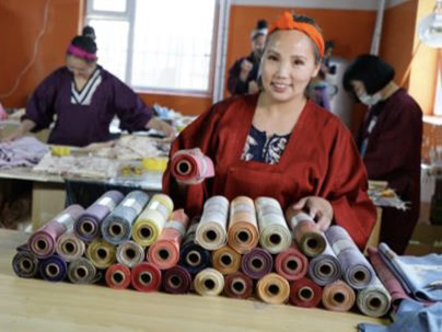 モンゴル国にて自社製造の様子 ※貧困層やシングルマザーの働く場所を創出