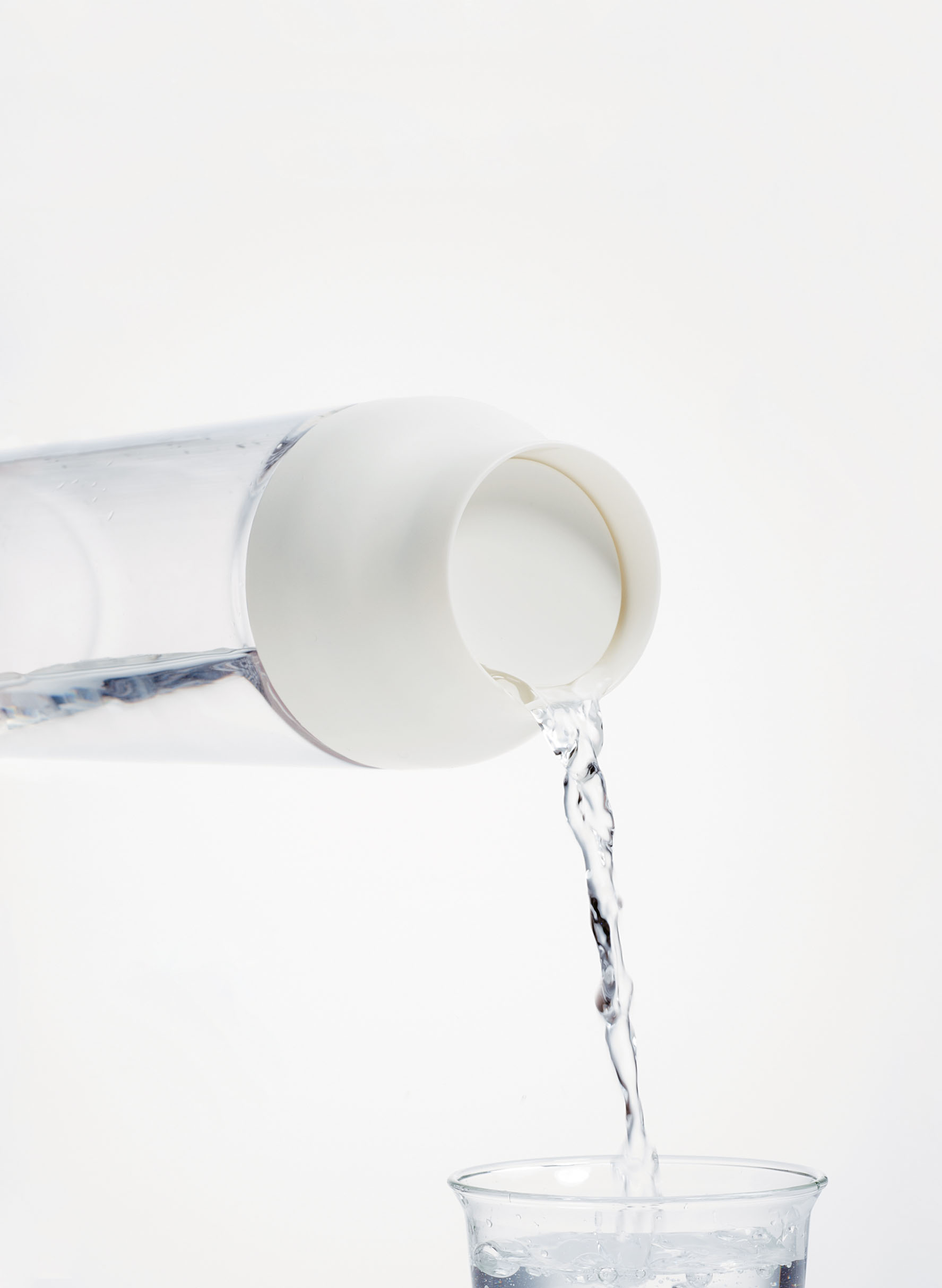 傾けるだけで蓋が開くウォーターカラフェ Capsule 3月上旬より順次発売 キントーのプレスリリース