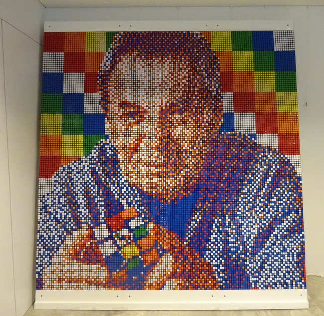 ルービックキューブ1,600個 （40周年記念40×40個）を使用したルービック氏肖像画のモザイクアートの展示 　是非記念撮影を！