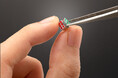 世界最小のルービックキューブが誕生!!各辺わずか0.50cm!通常のルービックキューブの1/1000「究極最小ルービックキューブ -0.50cm 超精密金属製-」