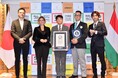 世界新記録樹立!1辺約0.5cmの世界最小のルービックキューブがギネス世界記録™【最小のパズルキューブ】に認定!