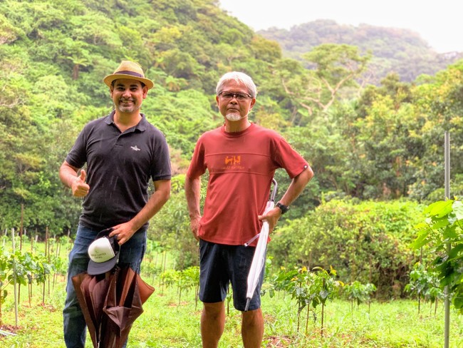 (左) GOOD COFFEE FARMS代表 カルロス・メレン、(右）中山コーヒー園 岸本辰巳