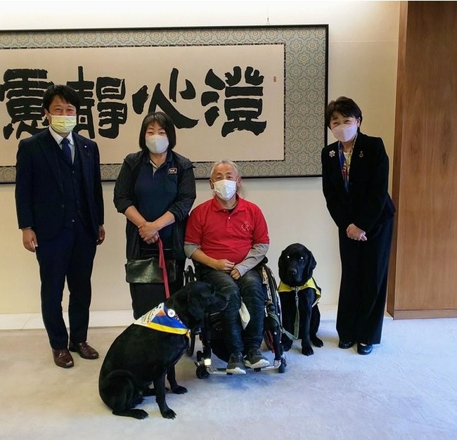 左から郷古仙台市議、我妻氏奥様&グレープ、我妻氏&オン、郡仙台市長 左から郷古仙台市議、我妻氏奥様&グレープ、我妻氏&オン、郡仙台市長