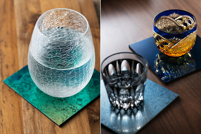 グラスや江戸切子を置けば、ガラスに幻想的で美しい魅惑のブルーが反射。極上のリラックスタイムを演出してくれる。