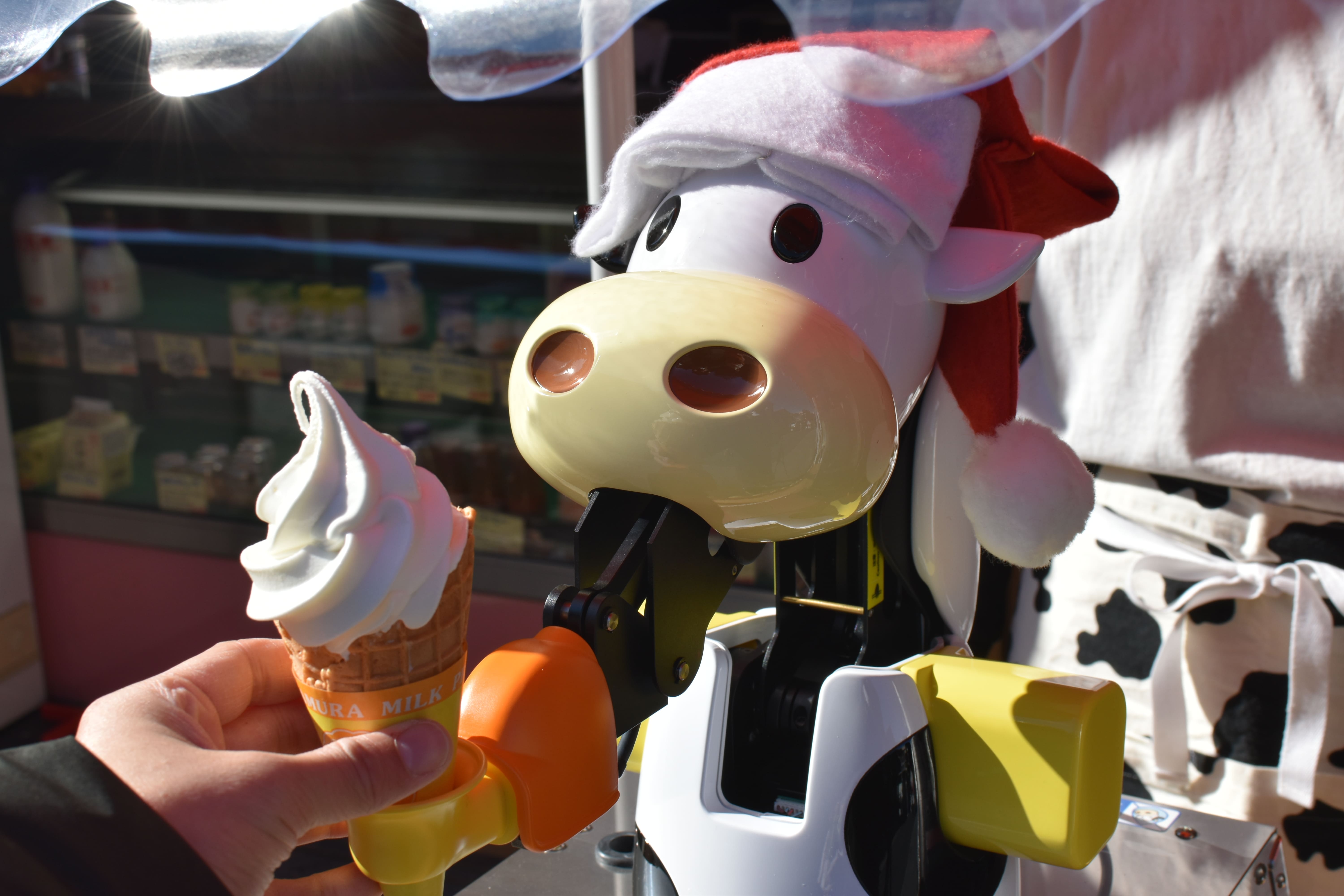 ソフトクリームロボット 東海3県初導入 山村みるくがっこう 内宮前店 伊勢神宮 で12月24日より始動 看板娘ならぬ看板ロボがお伊勢参りのお客様をロボてなし 有限会社山村乳業のプレスリリース