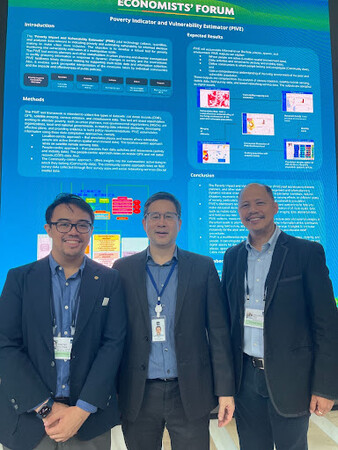 ADBエコノミストフォーラムのポスタープレゼンテーションにて（左からNPO法人ソルト・パヤタス事務局長Timothy Alconga氏、ADBチーフエコノミストAlbert Park博士、SafeTravelPH共同設立者Noriel Tiglao教授）
