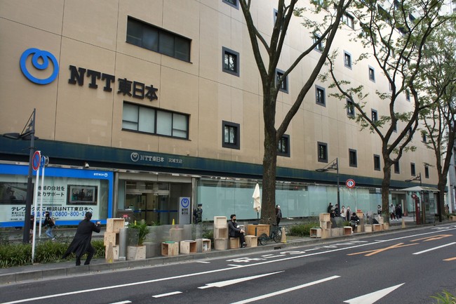 NTTファシリティーズのオリジナル家具・キバコやサウンドアートによって空間が作られたNTT東日本 青葉通ビル前。