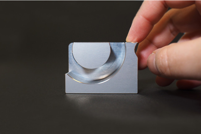 金属切削加工の技術を活かしジュラルミンの削り出しで製作したステーショナリー。テープカッター。