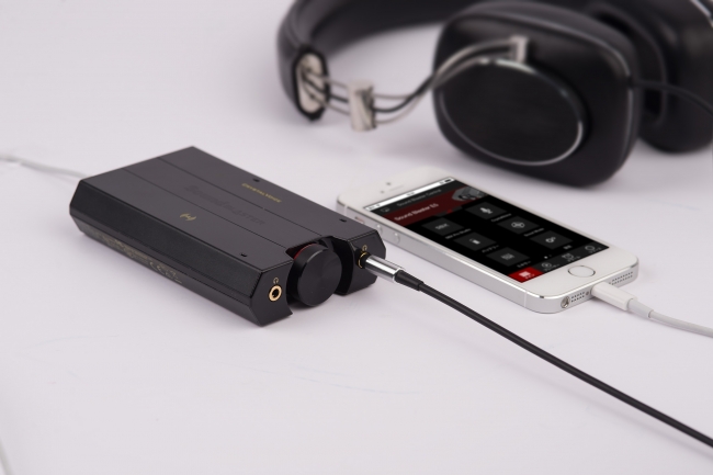 Sound Blaster E5(左) とiPhone のUSB接続イメージ