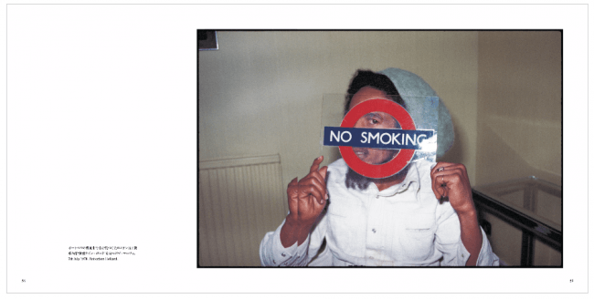 ロンドン地下鉄の禁煙サインボードでポーズをとるボブ・マーリィ。