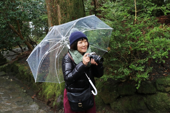 千葉・銚子へ海の絶景を撮影する旅に出た声優の井澤詩織さん（写真上）と、結婚を祈願するために箱根神社を訪れた、たんぽぽ 川村エミコさん（写真下）