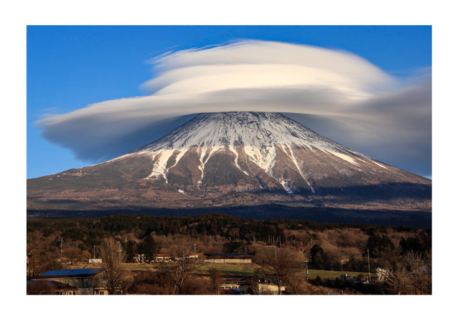 SNSで話題を集めた笠雲に飲み込まれるような富士山の写真も収録