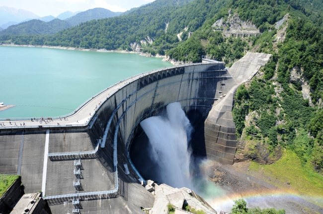 黒部ダムの「観光放水」（富山県）