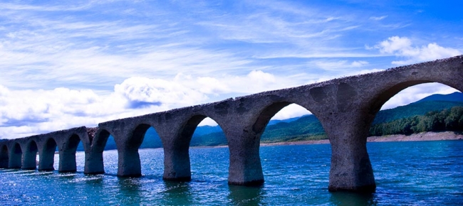 タウシュベツ川橋梁（北海道）