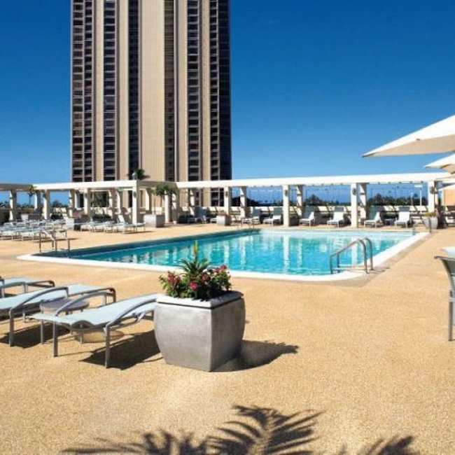 【ハワイ・グアム4位：アラモアナ　ホテル】サンデッキスペースが広くとられ、開放感のあるプール(ご利用時間は日没まで)
