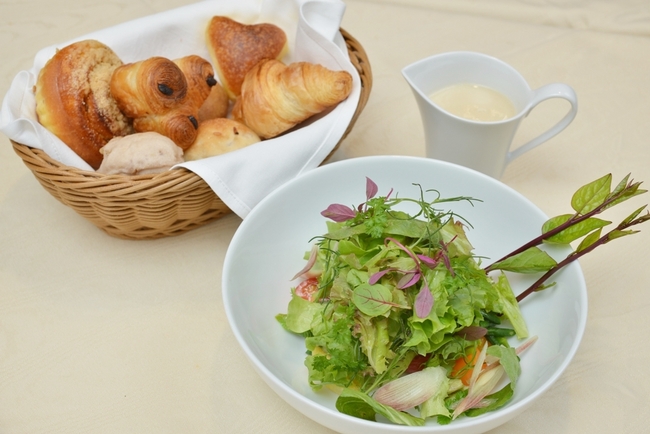 ル・パン オリジナルベーカリー、兵庫県で育てた新鮮な野菜に淡路島産玉葱の温かいクリーミーなソースをかけて 