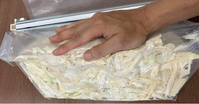 △特別な機械を使わずに「OYAOYA」の乾燥野菜を真空にしている様子