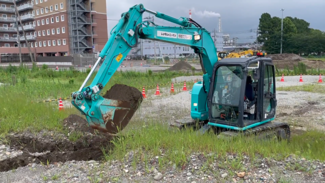 土場での掘削を行う遠隔建機