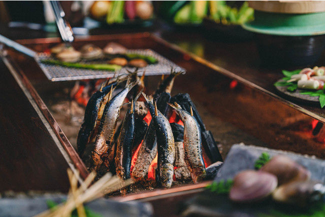 野菜も魚介もお肉も、目の前で焼きあげた熱々の美味しさが囲炉裏料理のお楽しみ。朝食は、焼き魚と炊き立てご飯のお供が並ぶお重の和朝食をご用意しています。