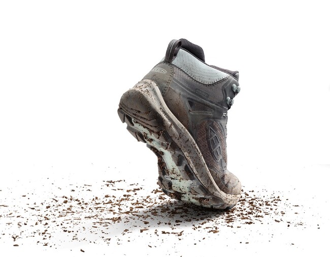 アウトソールは耐久性の高いTPU素材 アウトソールは耐久性の高いTPU素材