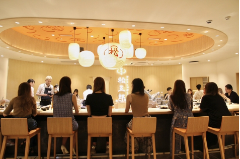 オーバル型のカウンター(赤坂) オーバル型のカウンター(赤坂)